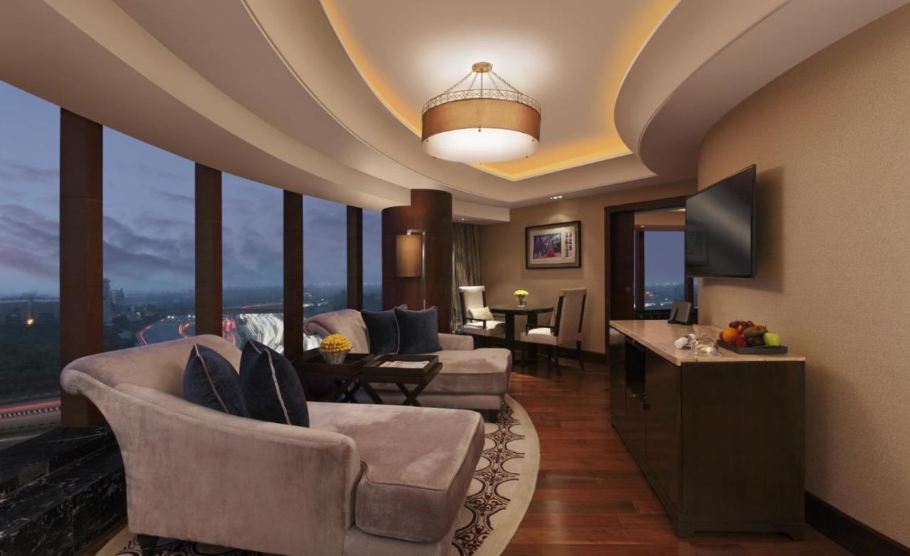 The Leela Ambience Gurugram Hotel & Residences - The Luxury Urban Sanctuary Гургаон Екстериор снимка A suite at the hotel