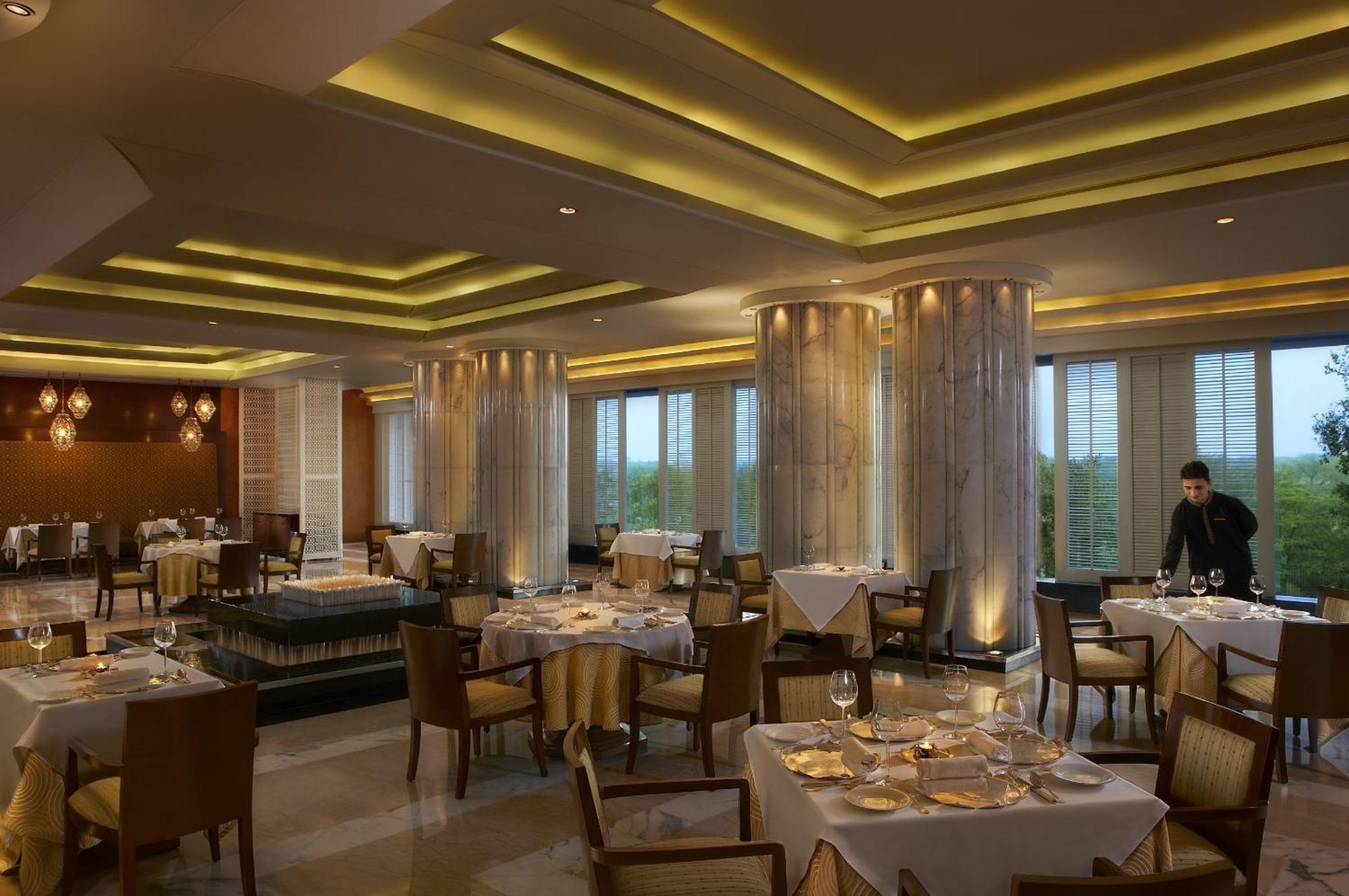 The Leela Ambience Gurugram Hotel & Residences - The Luxury Urban Sanctuary Гургаон Интериор снимка The restaurant
