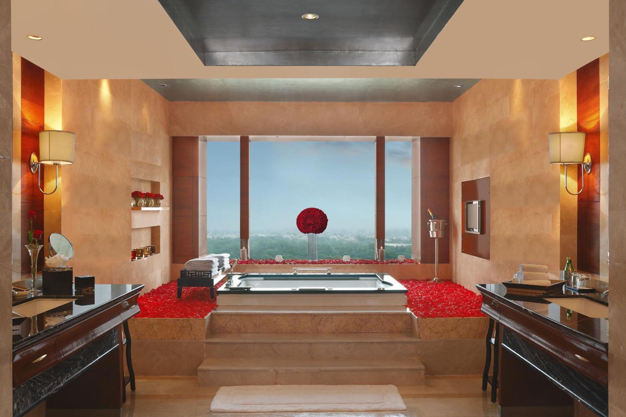 The Leela Ambience Gurugram Hotel & Residences - The Luxury Urban Sanctuary Гургаон Екстериор снимка Bathroom