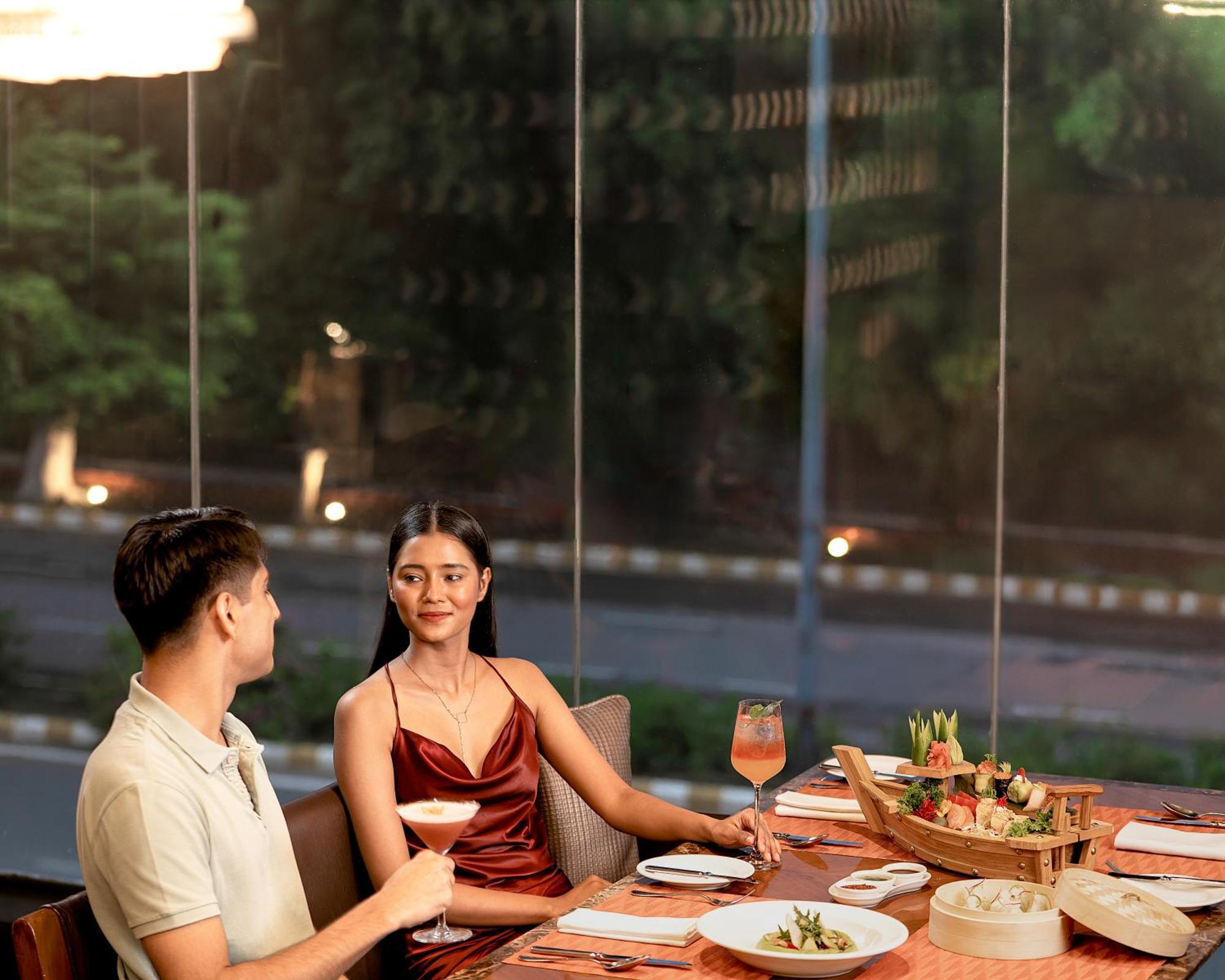 The Leela Ambience Gurugram Hotel & Residences - The Luxury Urban Sanctuary Гургаон Екстериор снимка A couple dining at the restaurant