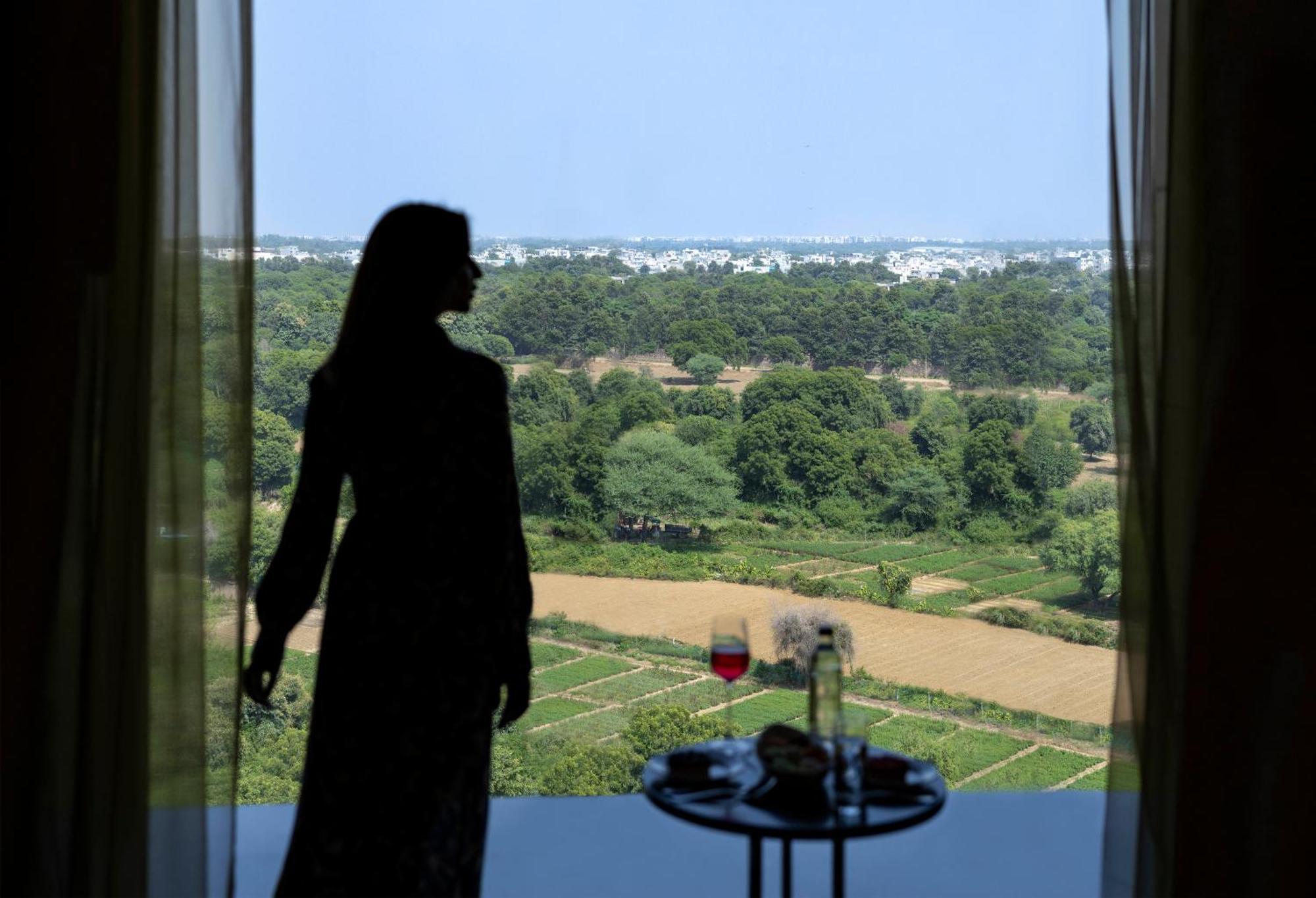 The Leela Ambience Gurugram Hotel & Residences - The Luxury Urban Sanctuary Гургаон Екстериор снимка View from the hotel