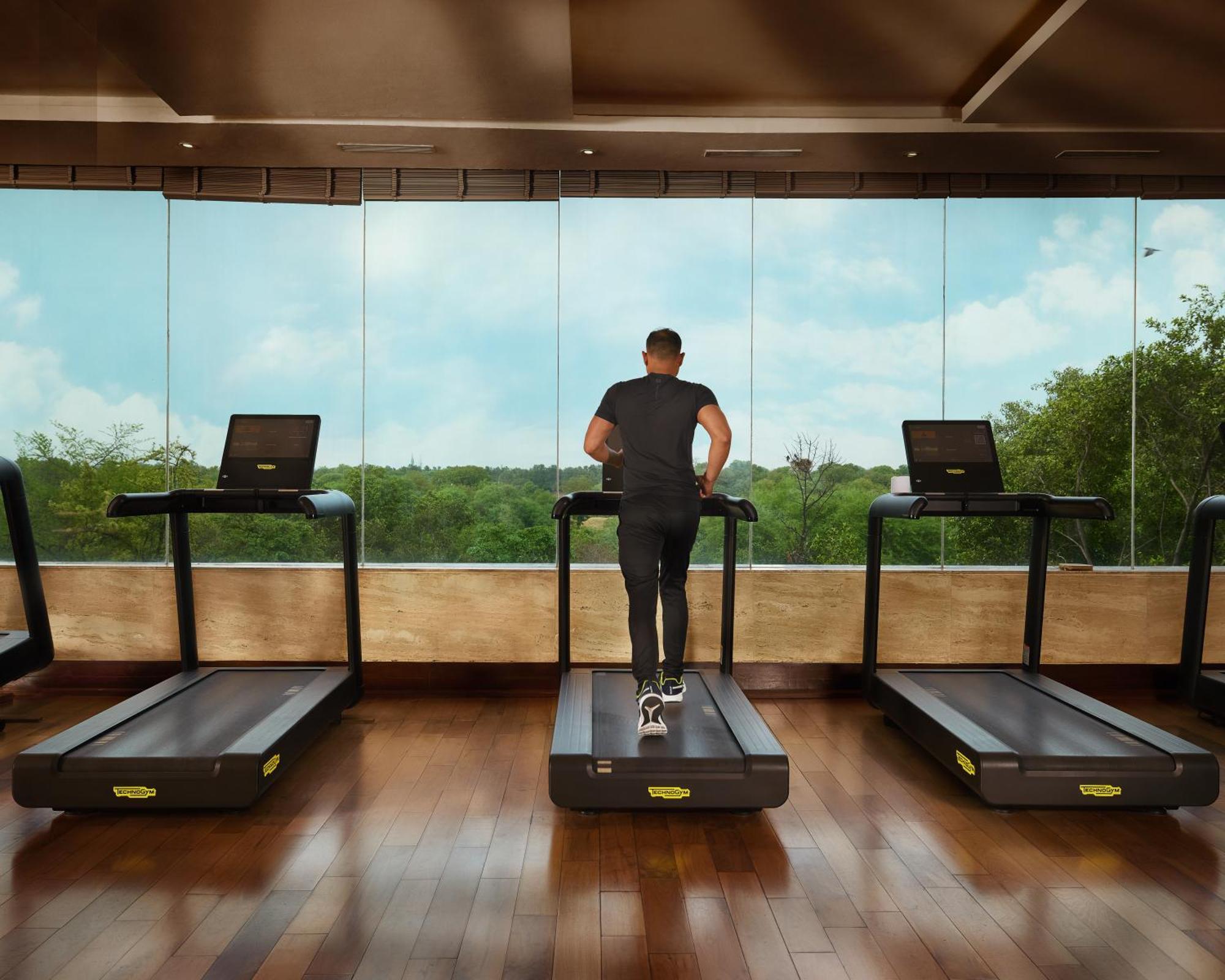 The Leela Ambience Gurugram Hotel & Residences - The Luxury Urban Sanctuary Гургаон Екстериор снимка A man on a treadmill