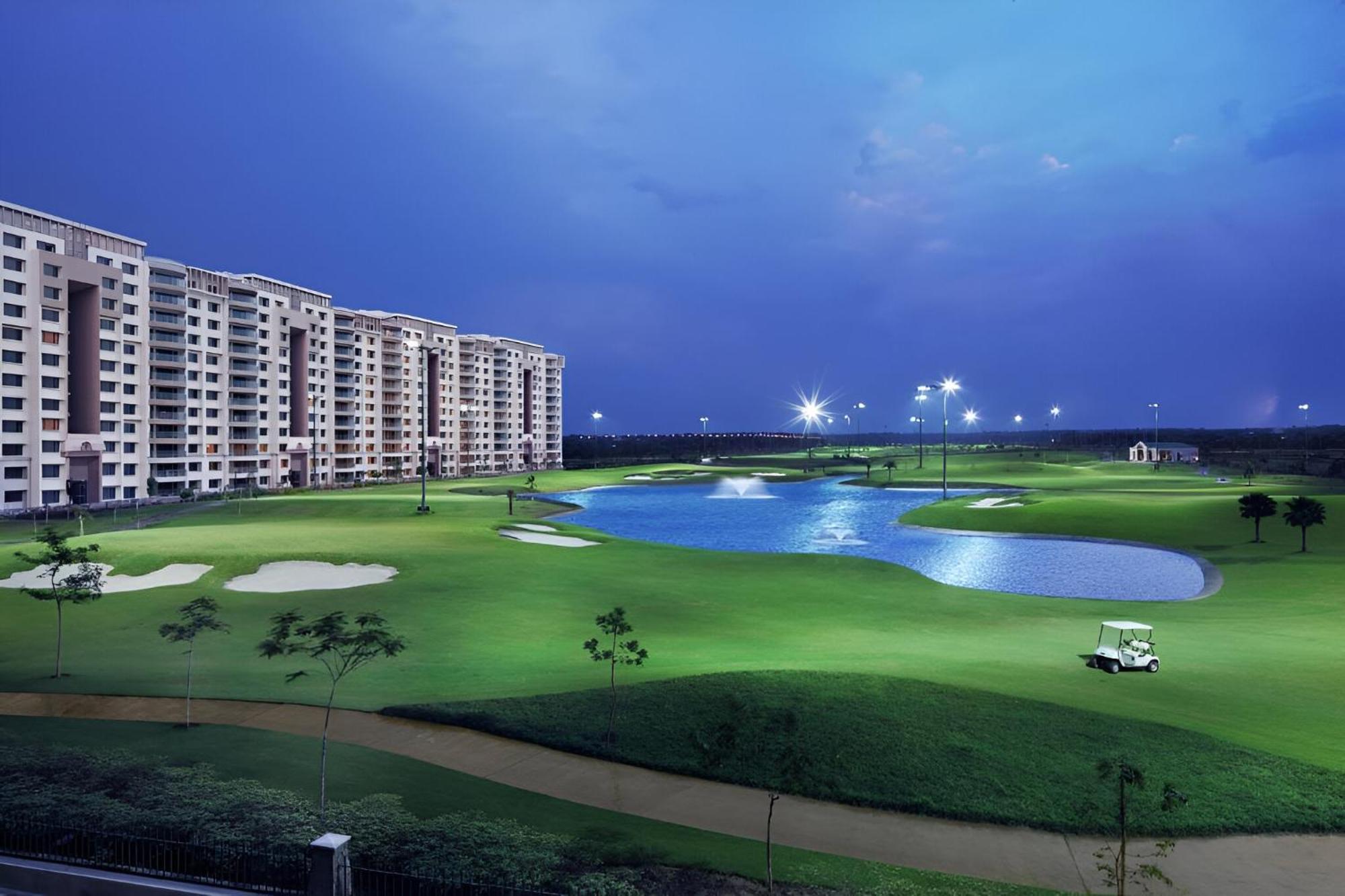 The Leela Ambience Gurugram Hotel & Residences - The Luxury Urban Sanctuary Гургаон Екстериор снимка Golf Course at the City of Dreams Manila