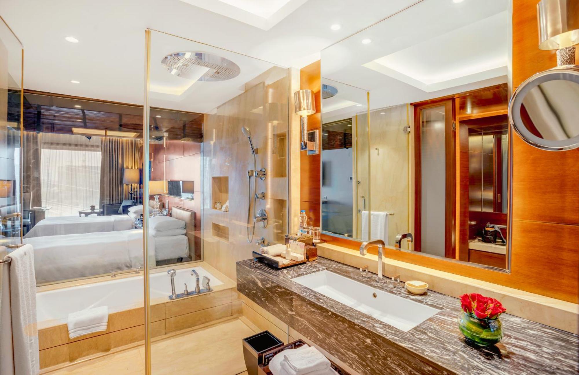 The Leela Ambience Gurugram Hotel & Residences - The Luxury Urban Sanctuary Гургаон Екстериор снимка Bathroom