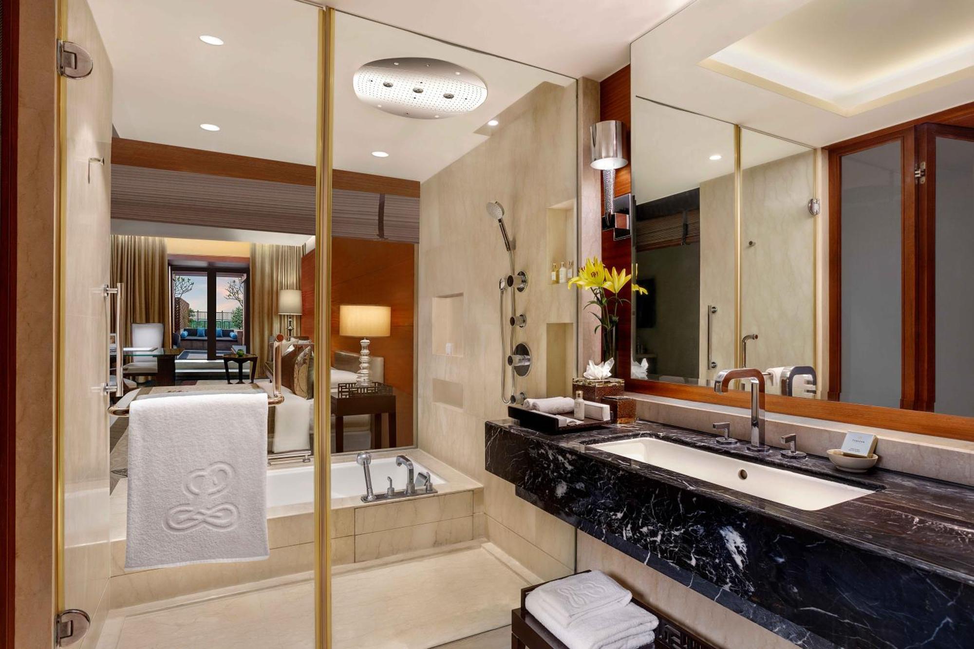 The Leela Ambience Gurugram Hotel & Residences - The Luxury Urban Sanctuary Гургаон Екстериор снимка Bathroom