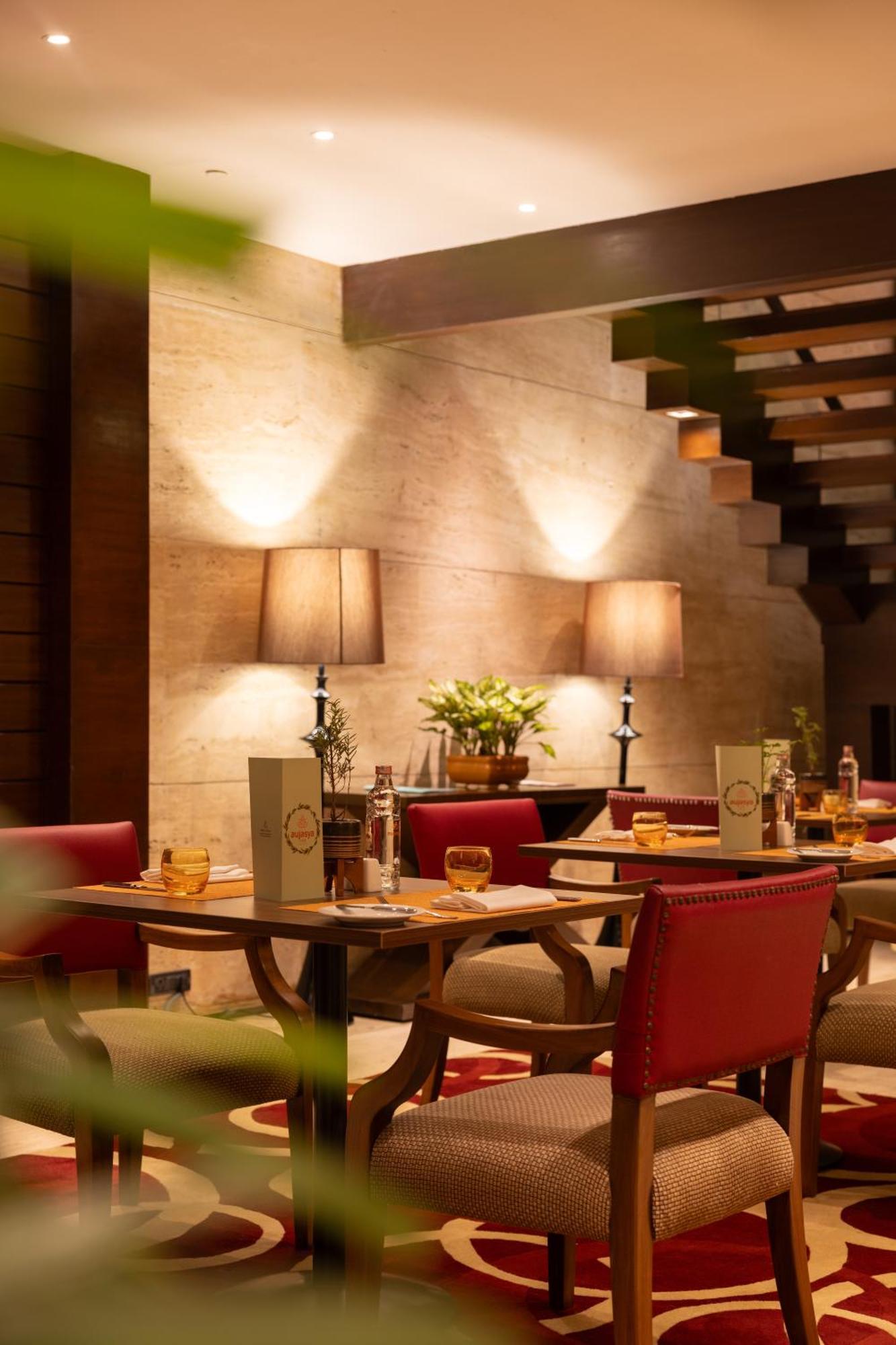 The Leela Ambience Gurugram Hotel & Residences - The Luxury Urban Sanctuary Гургаон Екстериор снимка The interior of the restaurant