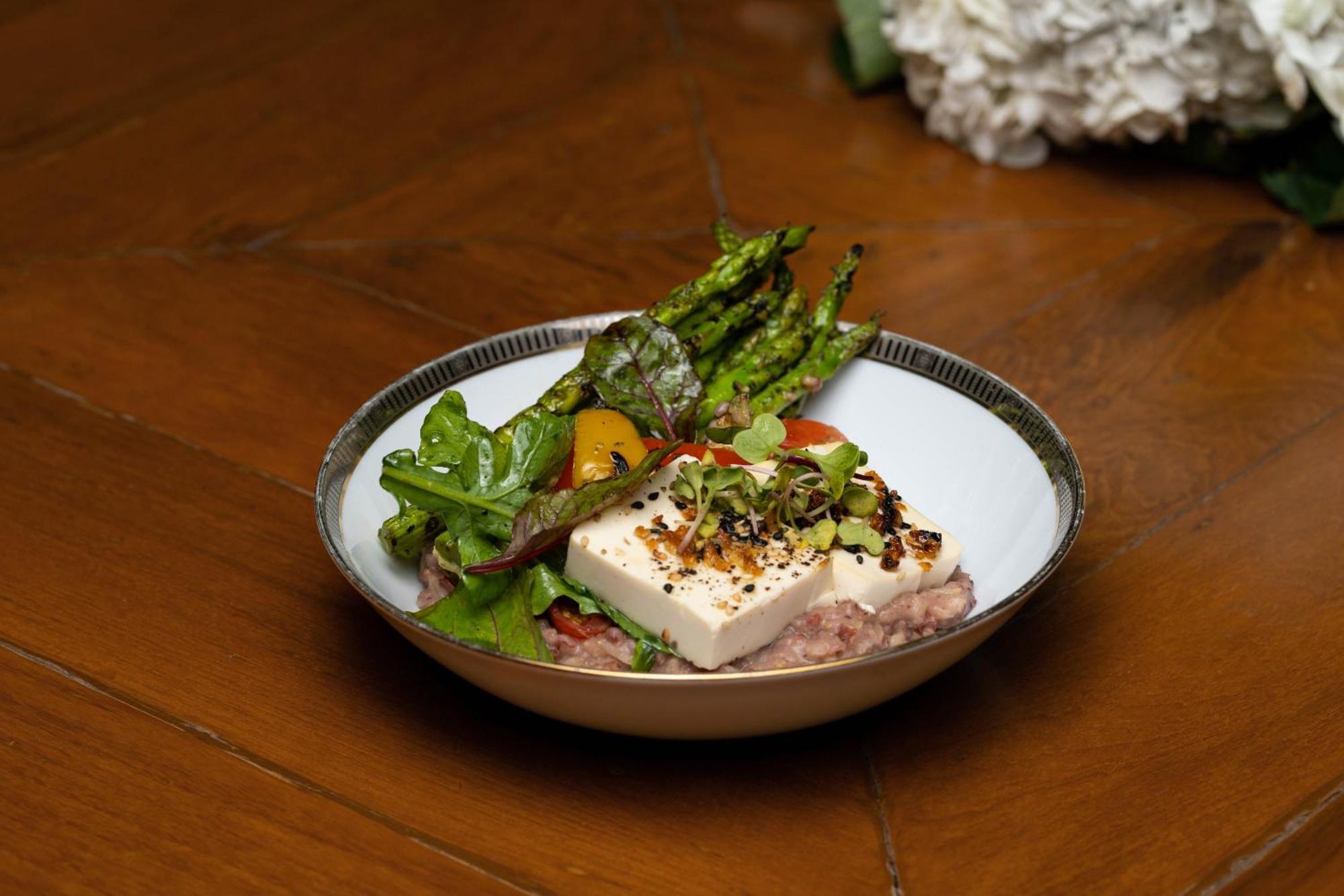 The Leela Ambience Gurugram Hotel & Residences - The Luxury Urban Sanctuary Гургаон Екстериор снимка A salad with tofu
