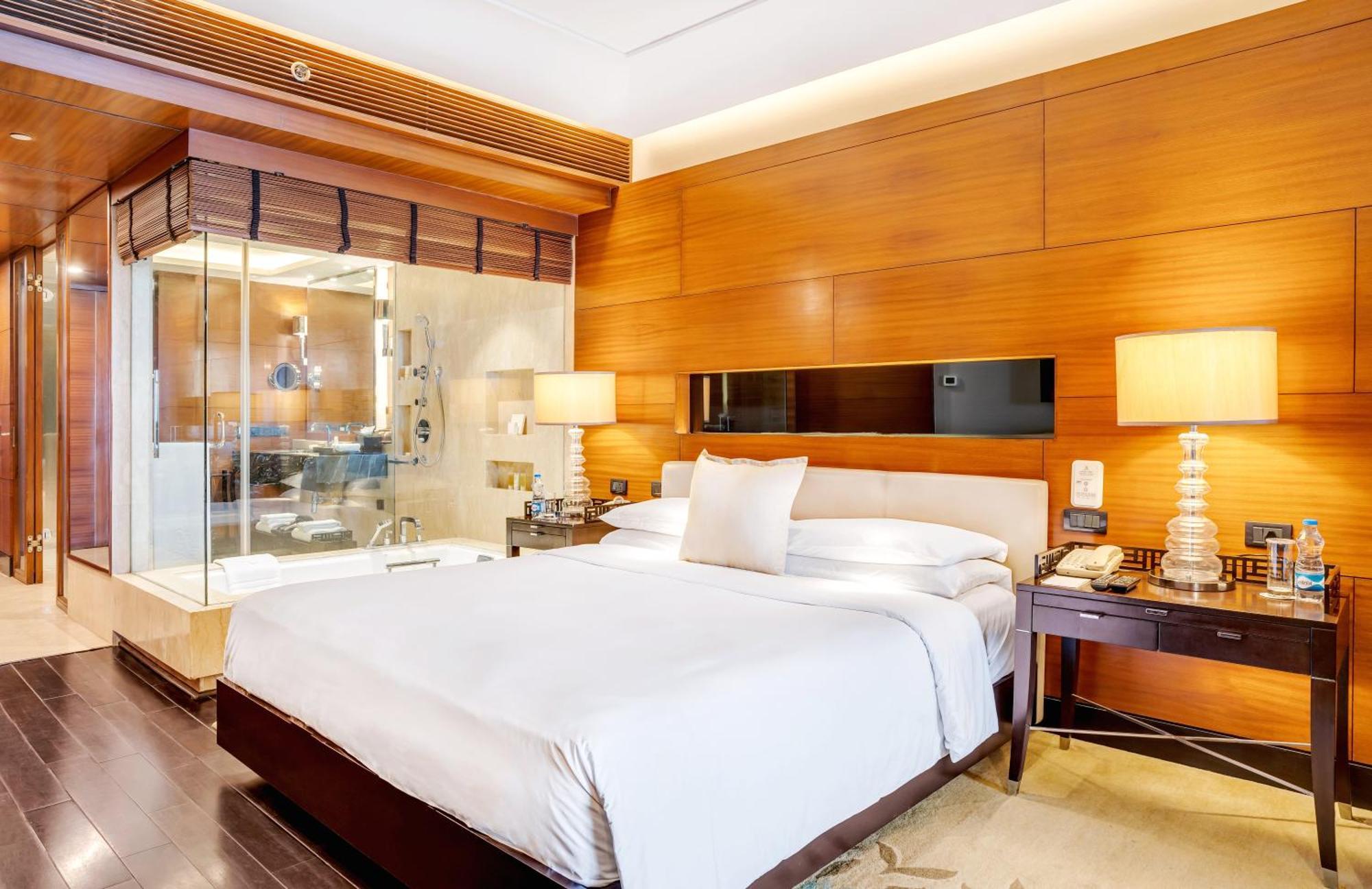 The Leela Ambience Gurugram Hotel & Residences - The Luxury Urban Sanctuary Гургаон Екстериор снимка